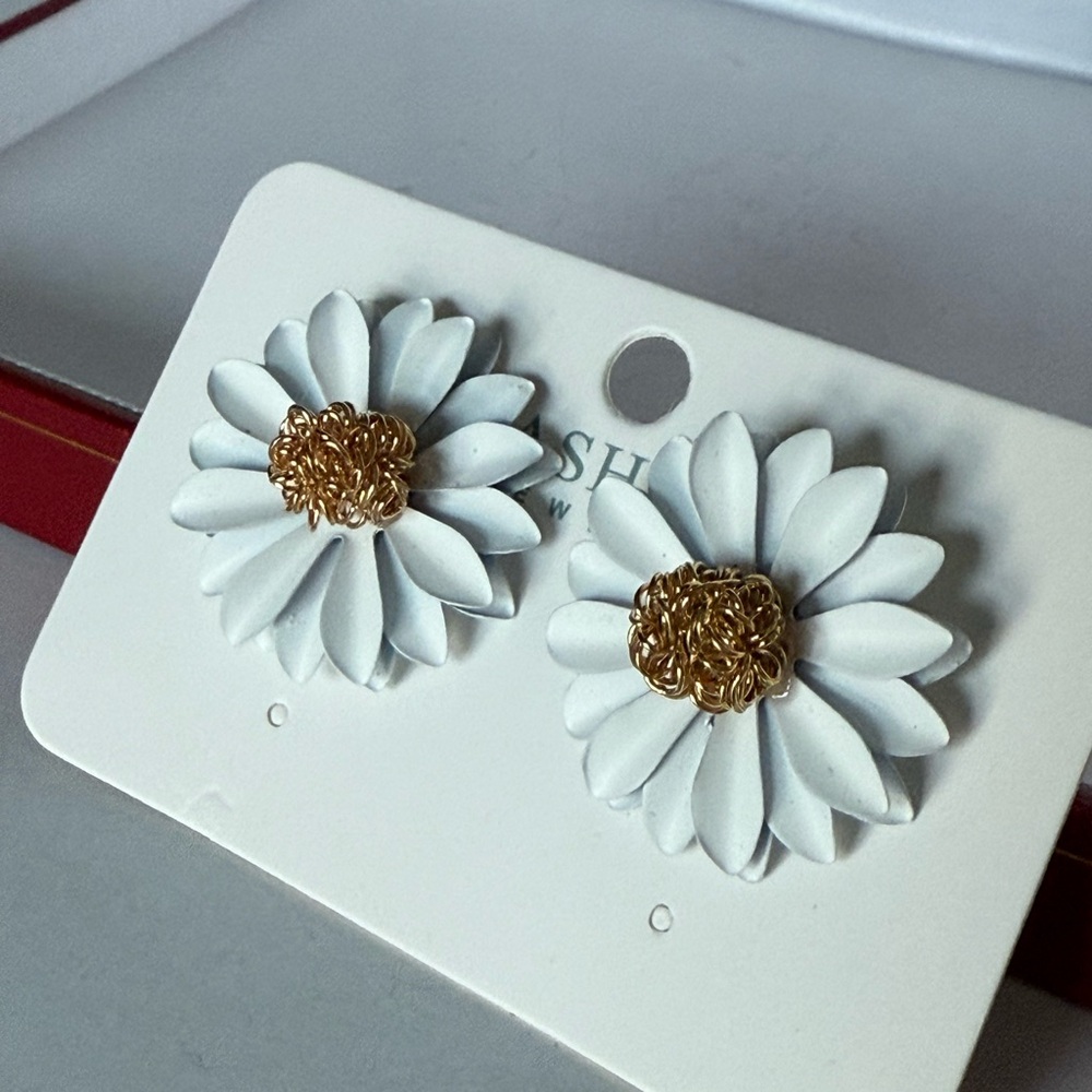 Fashion Jewelry White and Gold Daisy Earrings